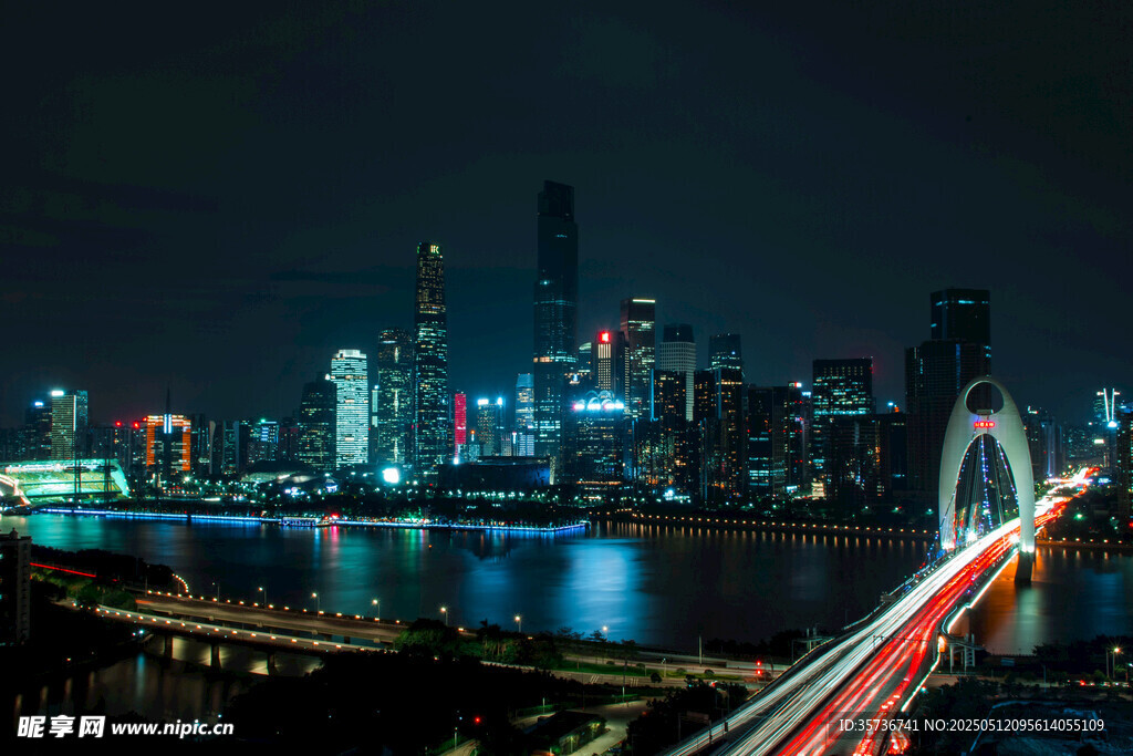 城市璀璨夜景与车流轨迹