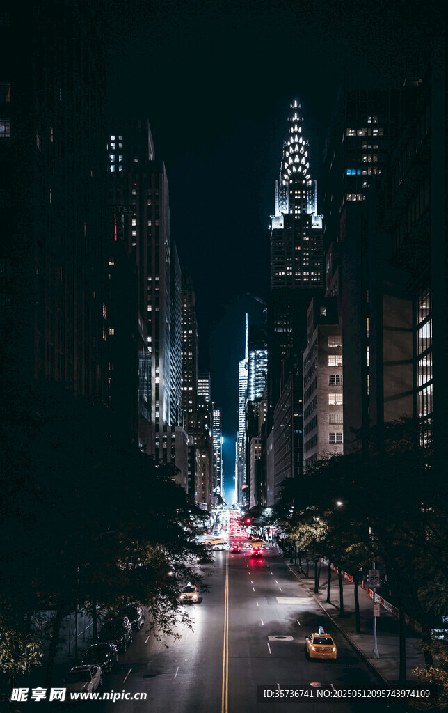 都市璀璨夜景车流穿梭