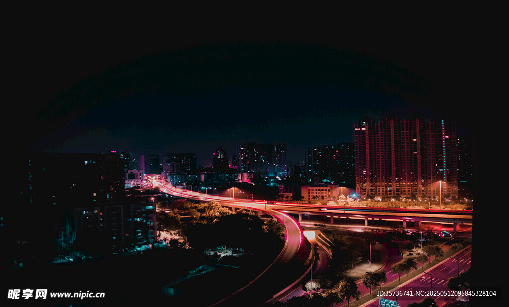 城市霓虹夜景车流闪烁