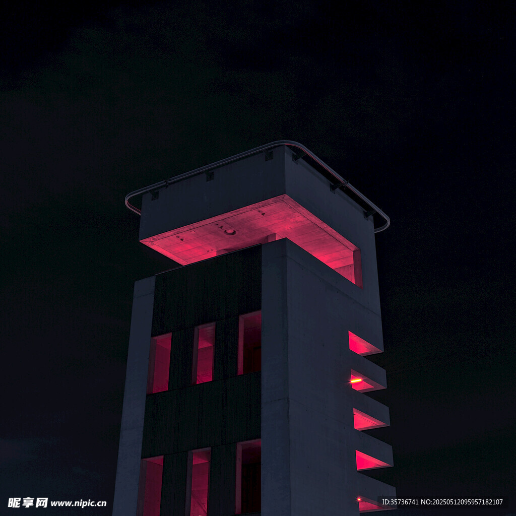 夜晚红光照耀的高耸建筑