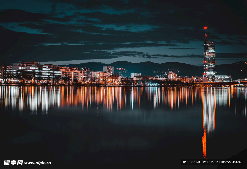 城市夜景湖面倒影美景