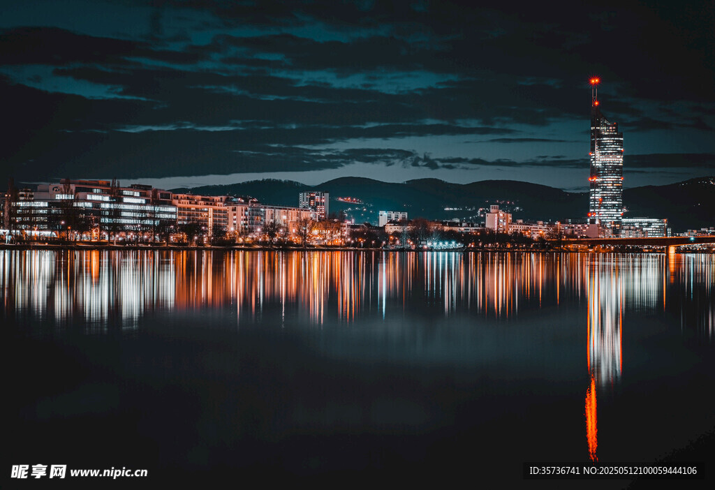 城市夜景湖面倒影美景