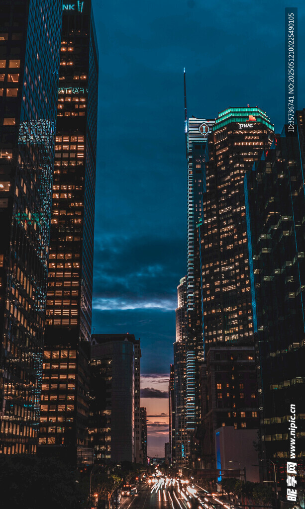 夜幕下的繁华都市天际线