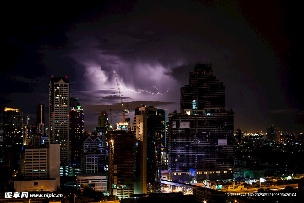 城市夜空闪电景观