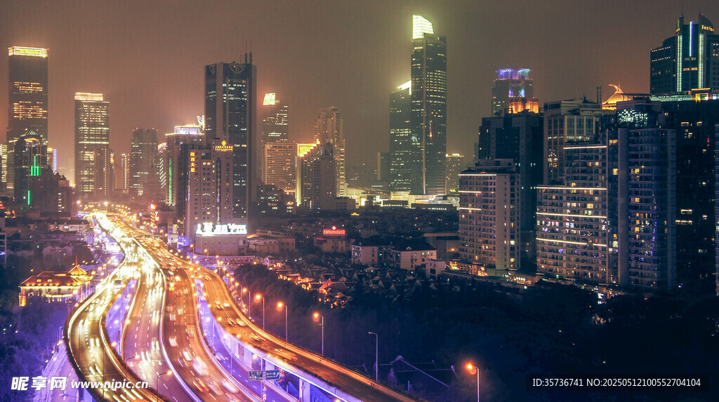 都市璀璨夜景车流穿梭