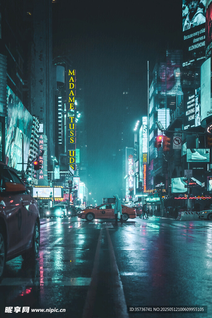 霓虹闪烁的都市雨夜街道