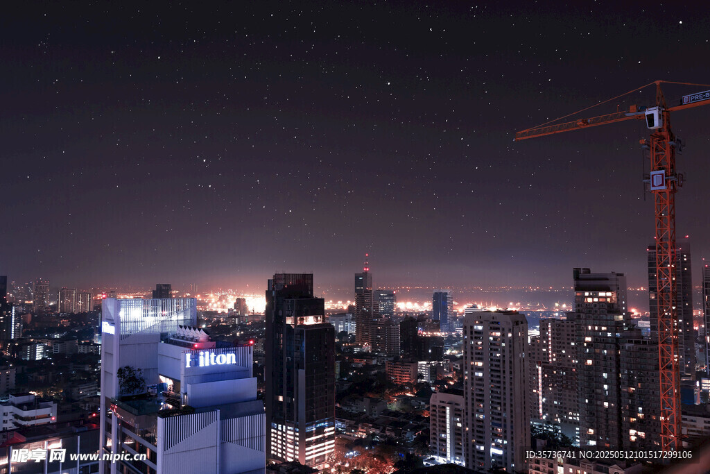 城市夜景中的高耸建筑与塔吊