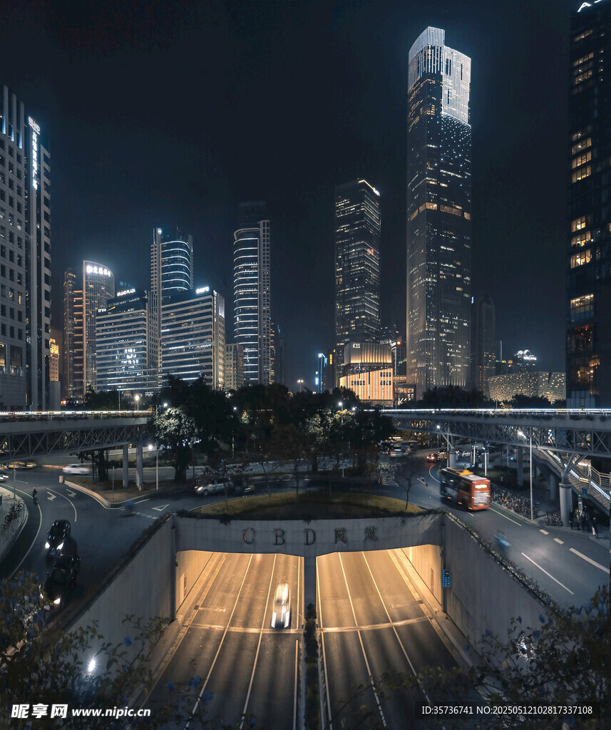都市夜景下的开阔广场空间