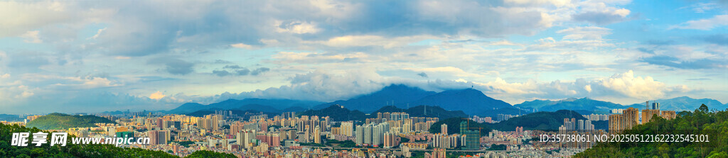 城市远景与山峦美景