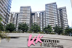 现代高层住宅前的艺术标识