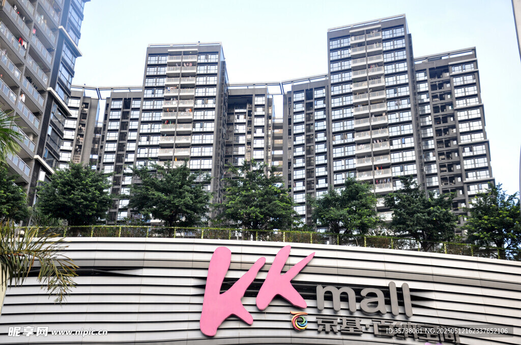 现代高层住宅前的艺术标识