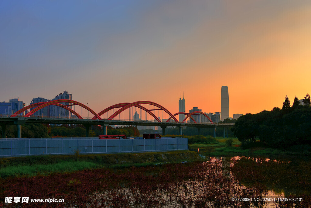 城市河畔夕阳下的拱桥美景