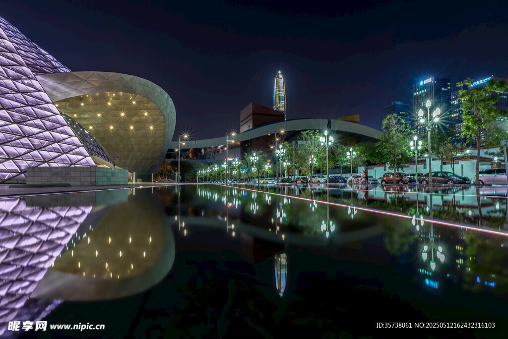 城市夜景中的璀璨建筑倒影