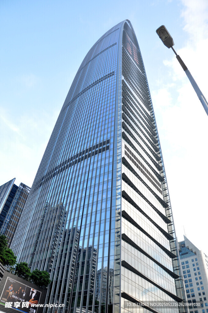 摩天大楼矗立城市天际线