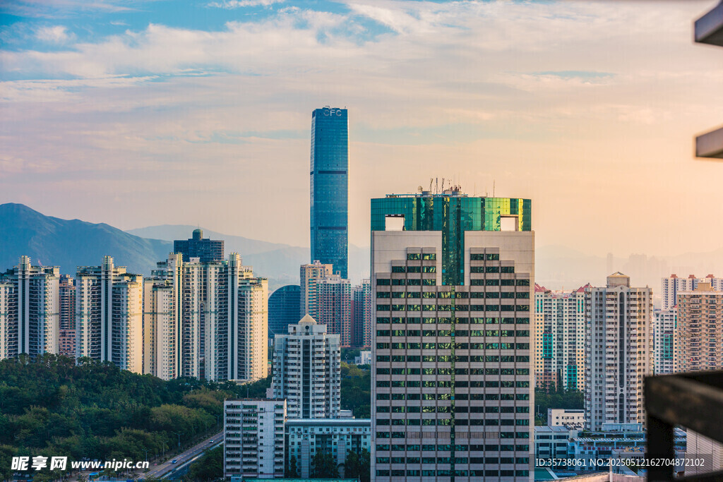 城市天际线 高楼与远山
