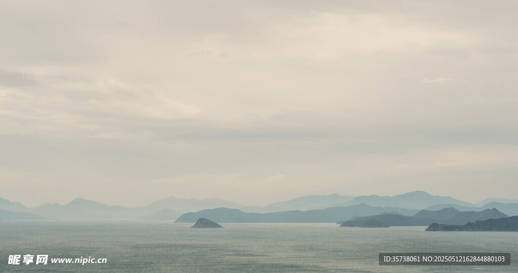 海上云雾中的朦胧远山