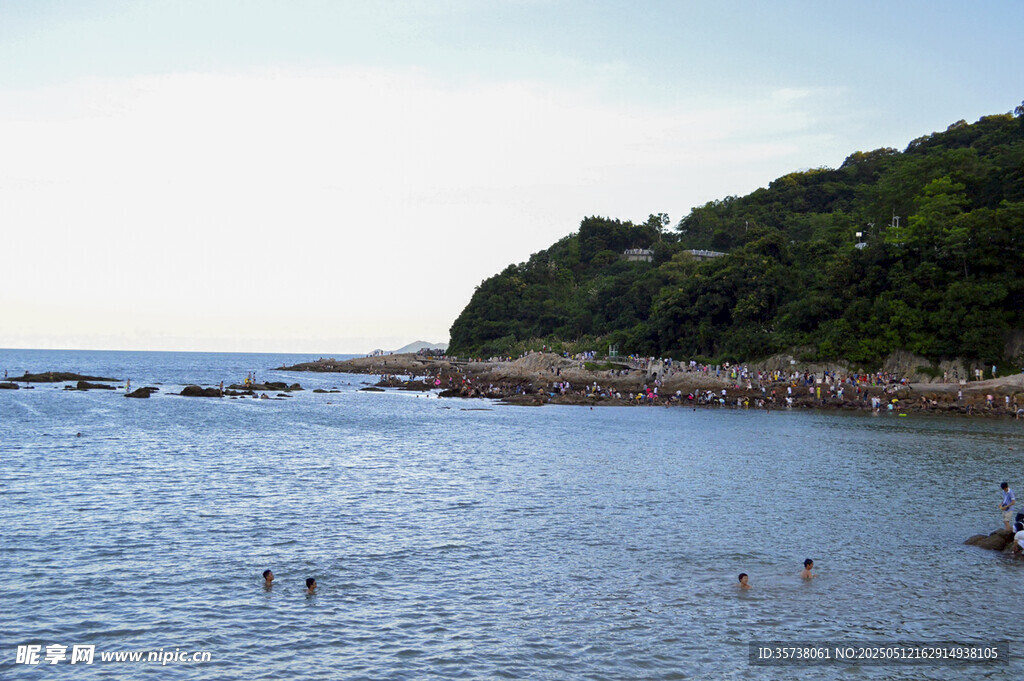 海滨浴场 人们惬意戏水