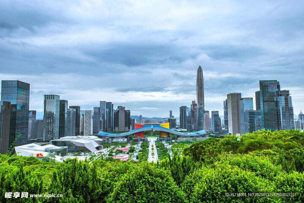 都市绿意中的摩天大楼景观