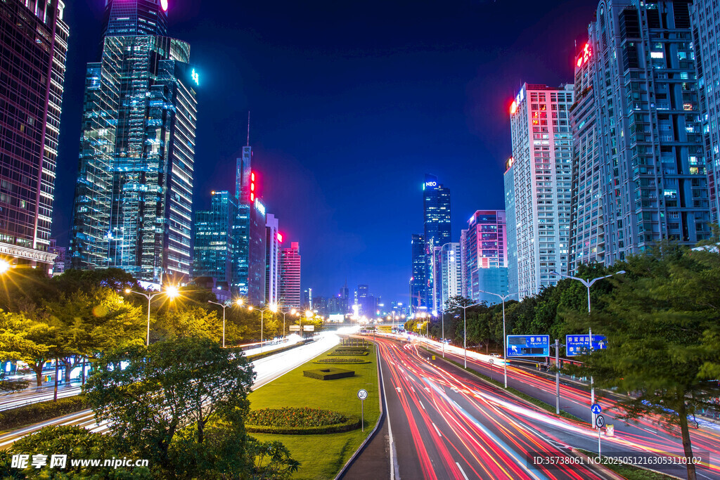 都市夜景车流璀璨瞬间