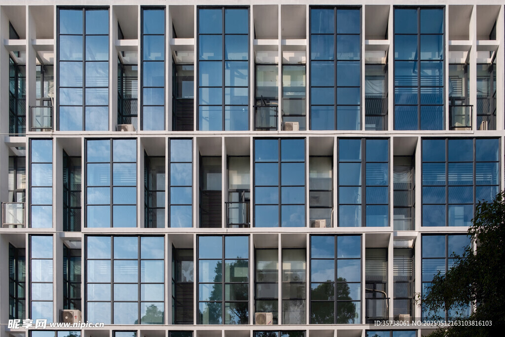现代玻璃幕墙建筑外观