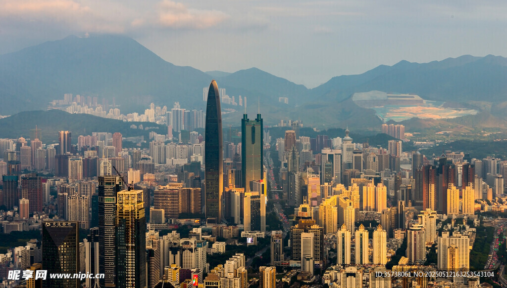 都市天际线 高楼与远山