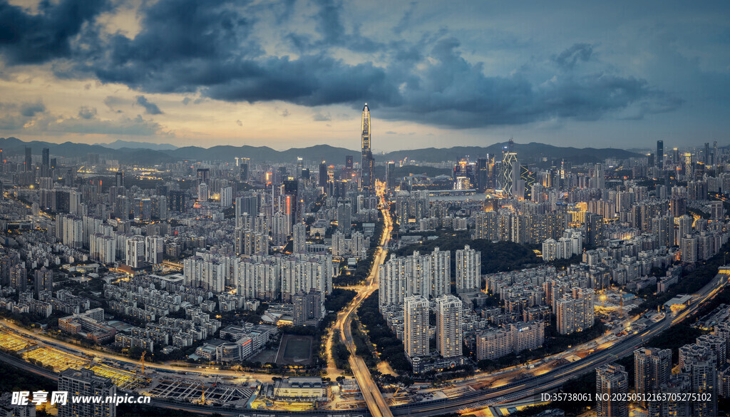 城市天际线夜景俯瞰图