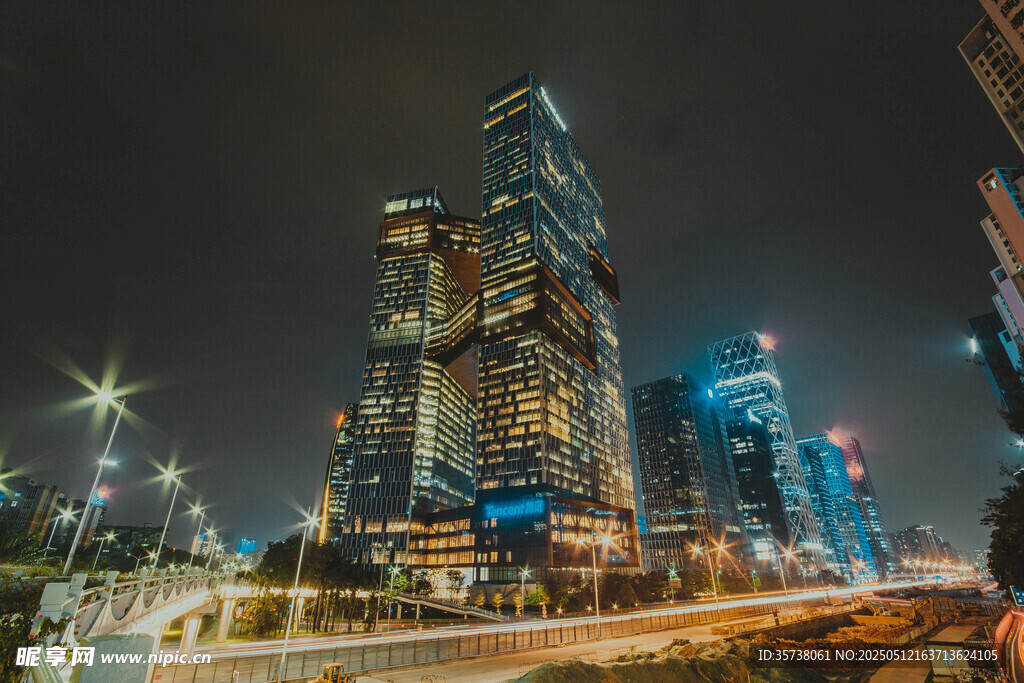 都市璀璨夜景摩天大楼