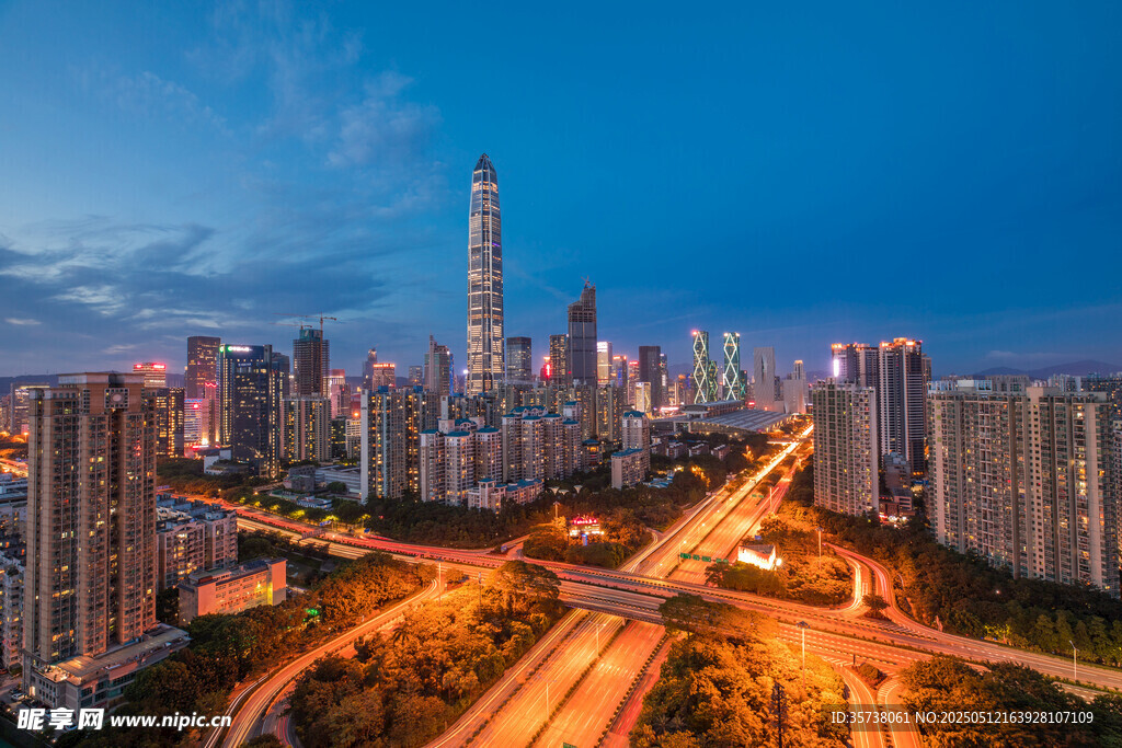城市夜景中的繁华交通景象