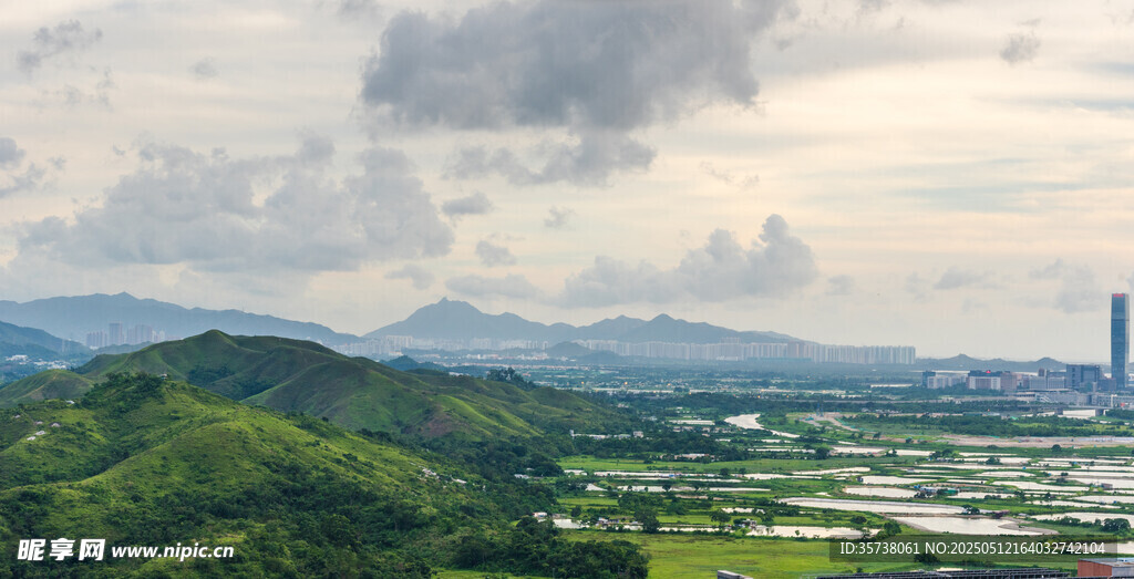 青山环绕的城市远景