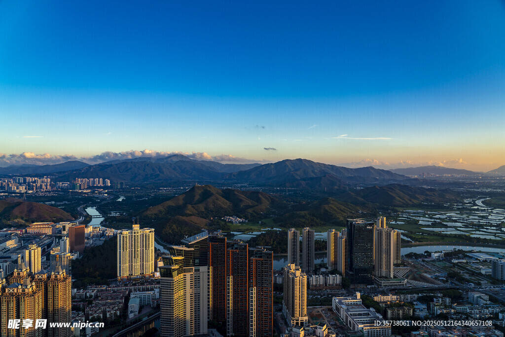 城市天际线与远山美景