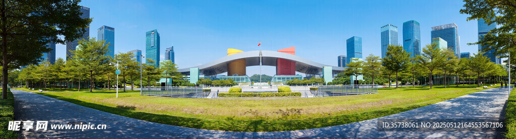 城市公园中的多彩景观桥