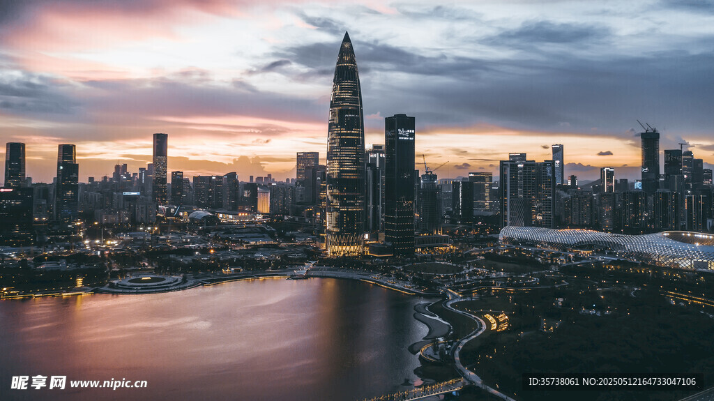 城市河畔日落天际线美景