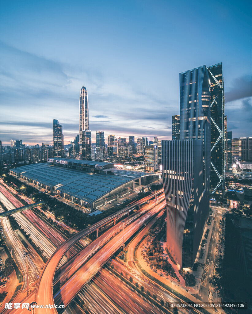 城市交通与摩天大楼景观