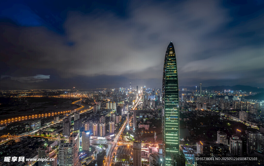 深圳夜景中的摩天大楼