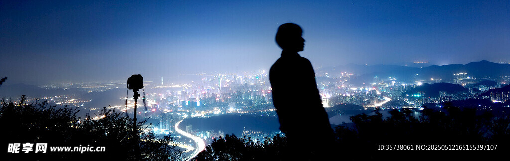 夜幕下的城市与观景人影
