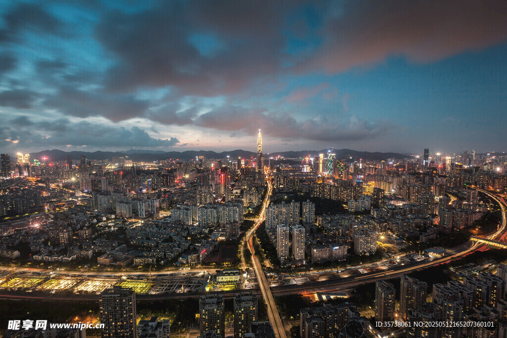 城市璀璨夜景俯瞰图