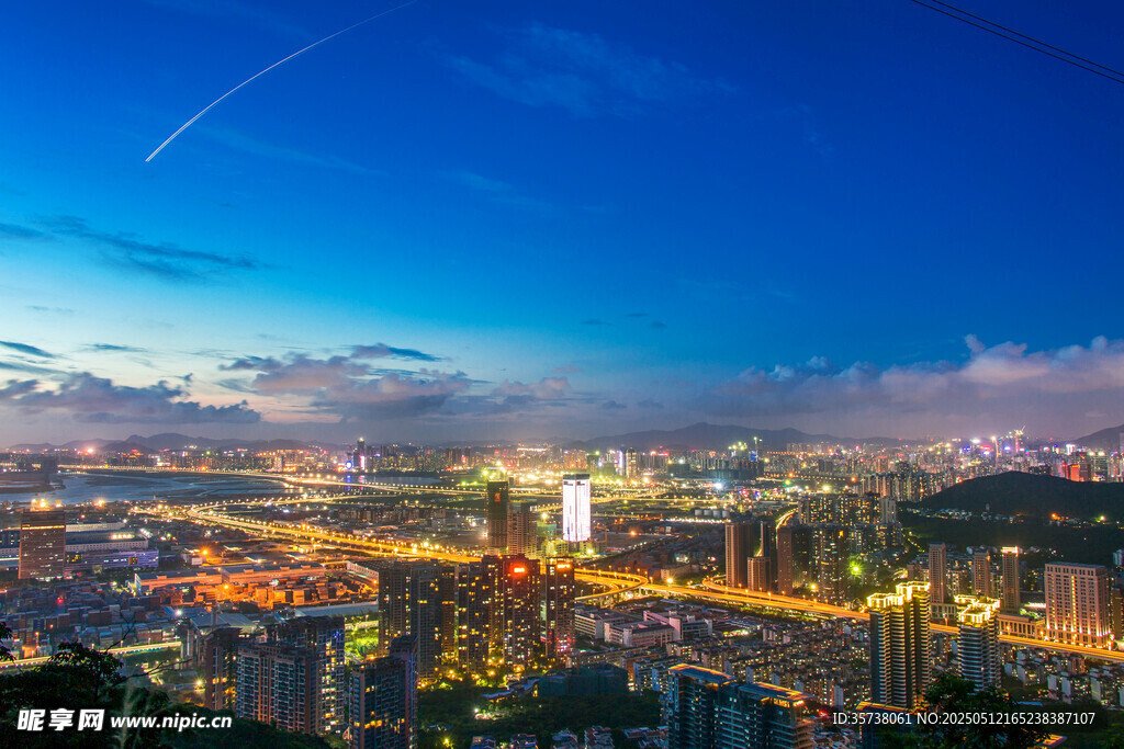 城市璀璨夜景俯瞰图