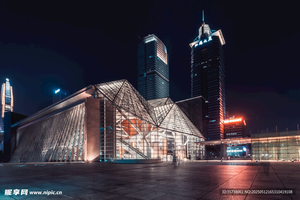 城市夜景中的独特建筑