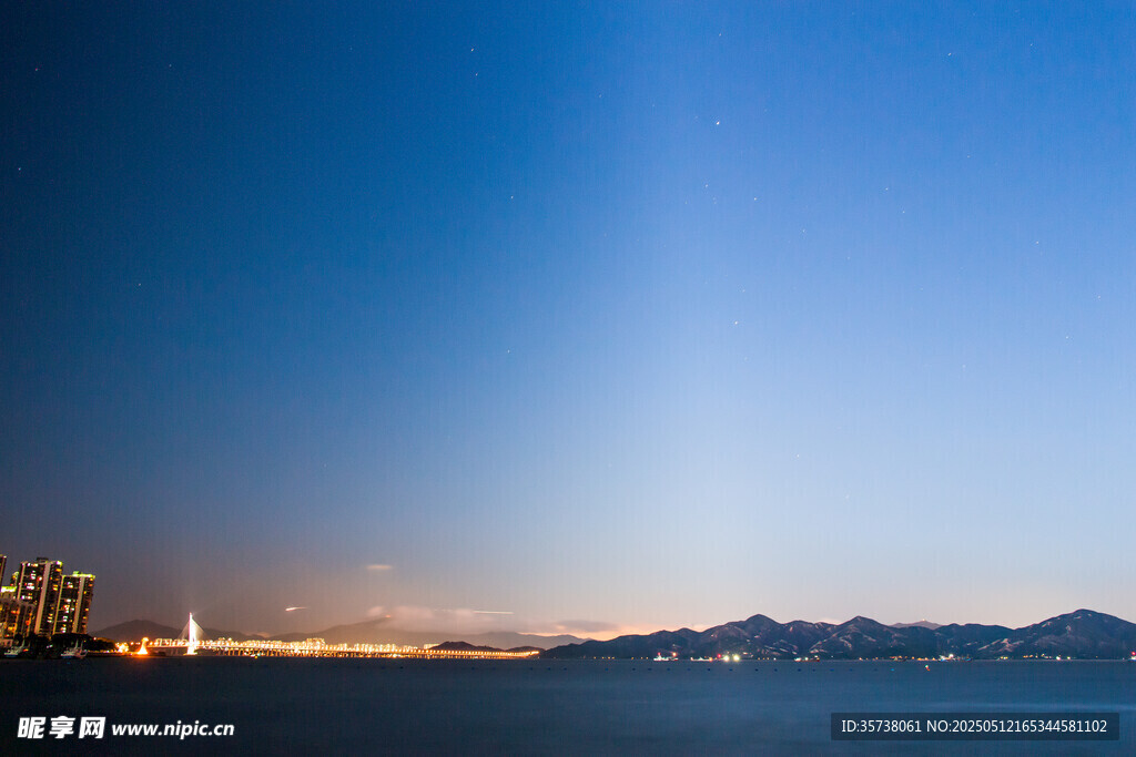 城市夜景下的宁静海岸线