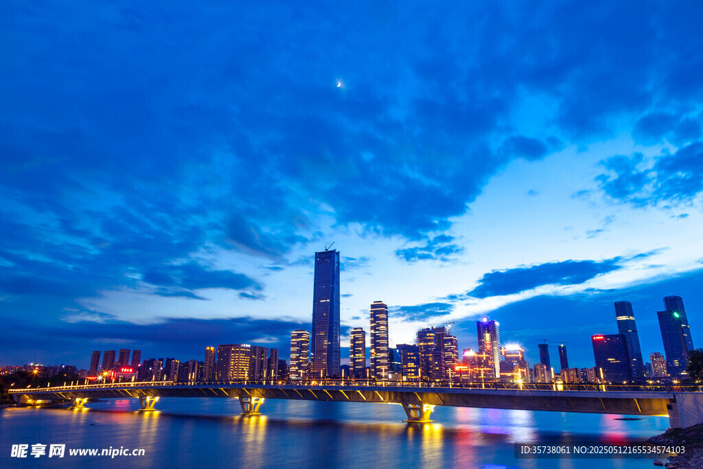 城市璀璨夜景天际线