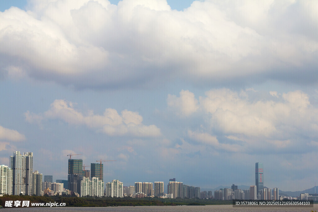 城市天际线与云端美景