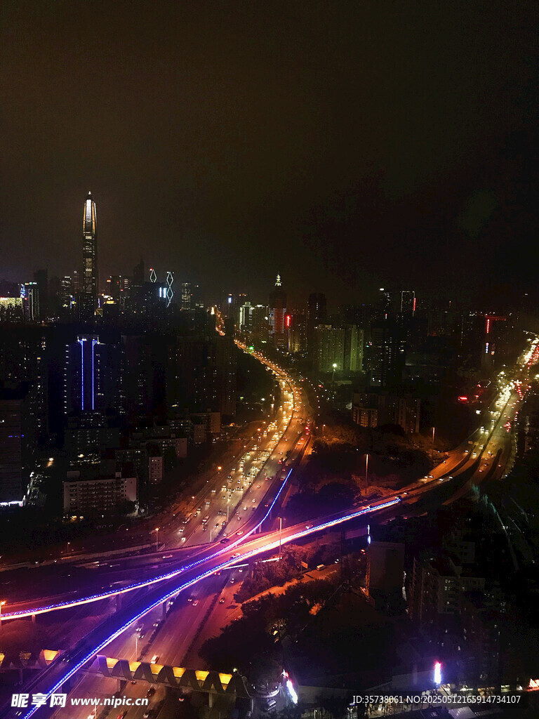 城市夜景中的绚丽车流
