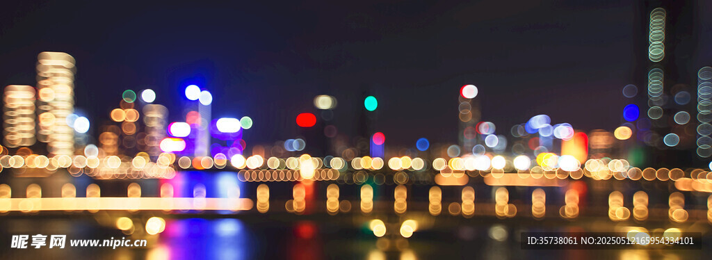 城市夜景璀璨灯光映照