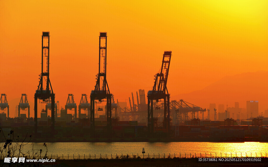 港口夕阳下的起重机剪影