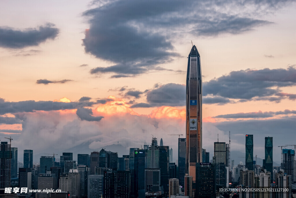 深圳黄昏下的摩天大楼景观