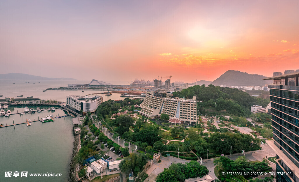 城市河畔日落美景