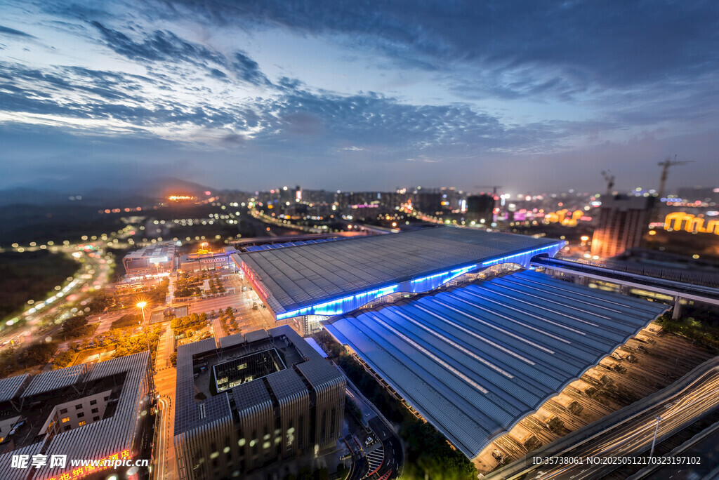 城市夜景下的大型建筑设施