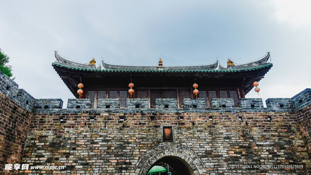 古城墙下的中式古建筑