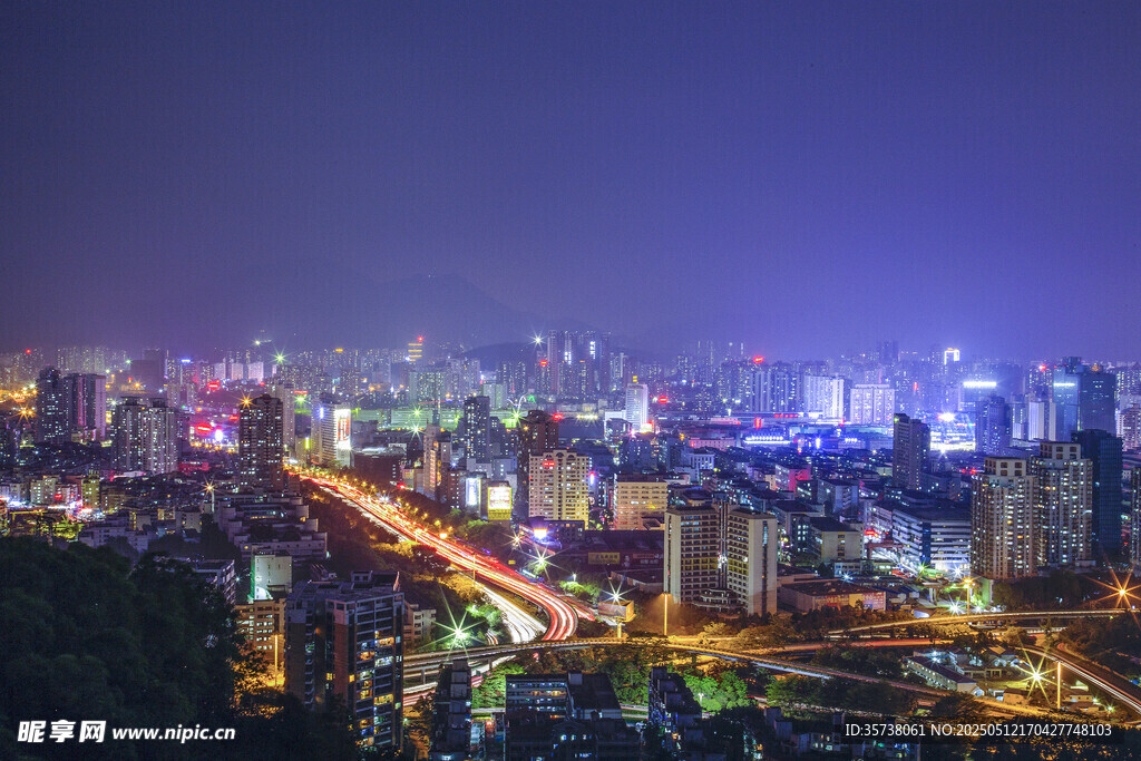 城市璀璨夜景俯瞰图