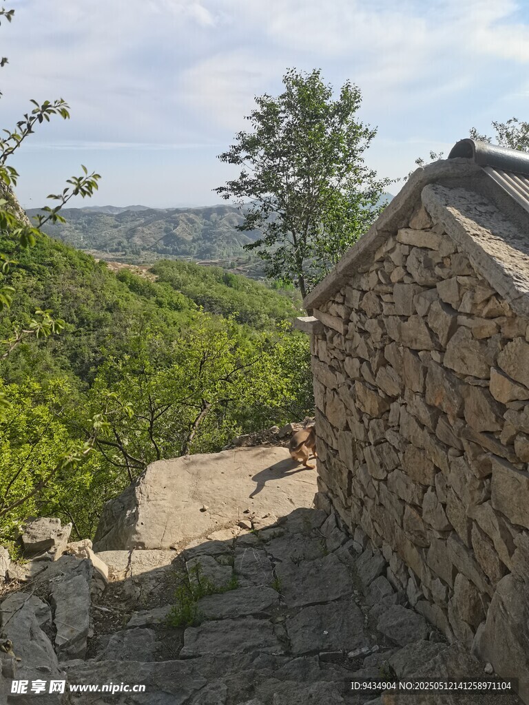 山间石屋旁的自然景致